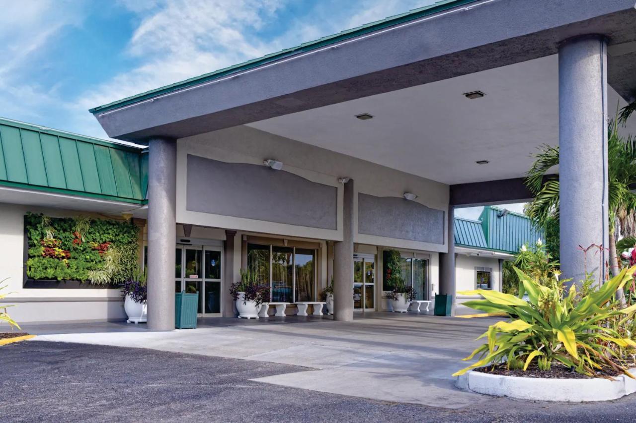 Getaway At The Marina Aparthotel South Bradenton Bagian luar foto