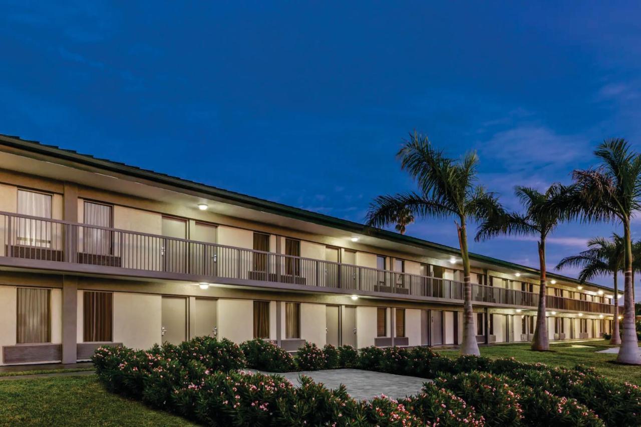 Getaway At The Marina Aparthotel South Bradenton Bagian luar foto
